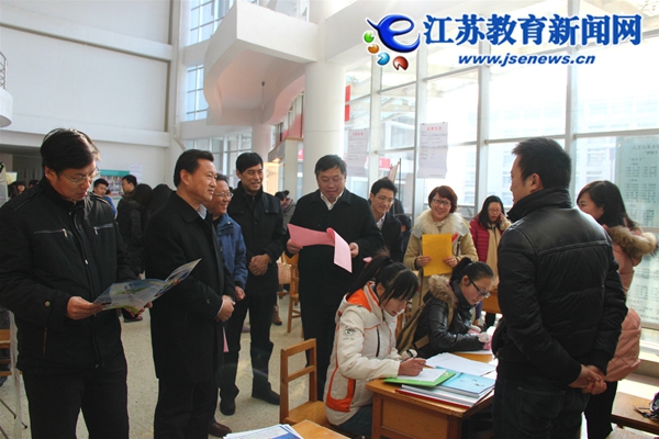 连云港教师招聘_江苏连云港 教师招聘现场报名火爆(2)